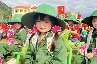 “BÉ ĐẾN THĂM CHÚ BỘ ĐỘI”
