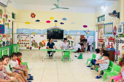TRƯỜNG MẦM NON THẠCH BÌNH PHỐI HỢP TRẠM Y TẾ XÃ PHÚ SƠN TỔ CHỨC KHÁM SỨC KHỎE, CÂN ĐO TRẺ CUỐI NĂM
