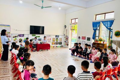 Trường Mầm non Thạch Bình phối hợp cùng Trạm Y tế tổ chức khám sức khỏe định kì cho trẻ.