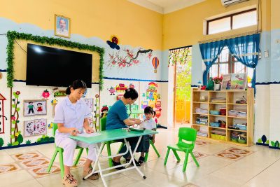 TRƯỜNG MẦM NON THẠCH BÌNH PHỐI HỢP TRẠM Y TẾ XÃ PHÚ SƠN TỔ CHỨC KHÁM SỨC KHỎE, CÂN ĐO TRẺ ĐẦU NĂM HỌC